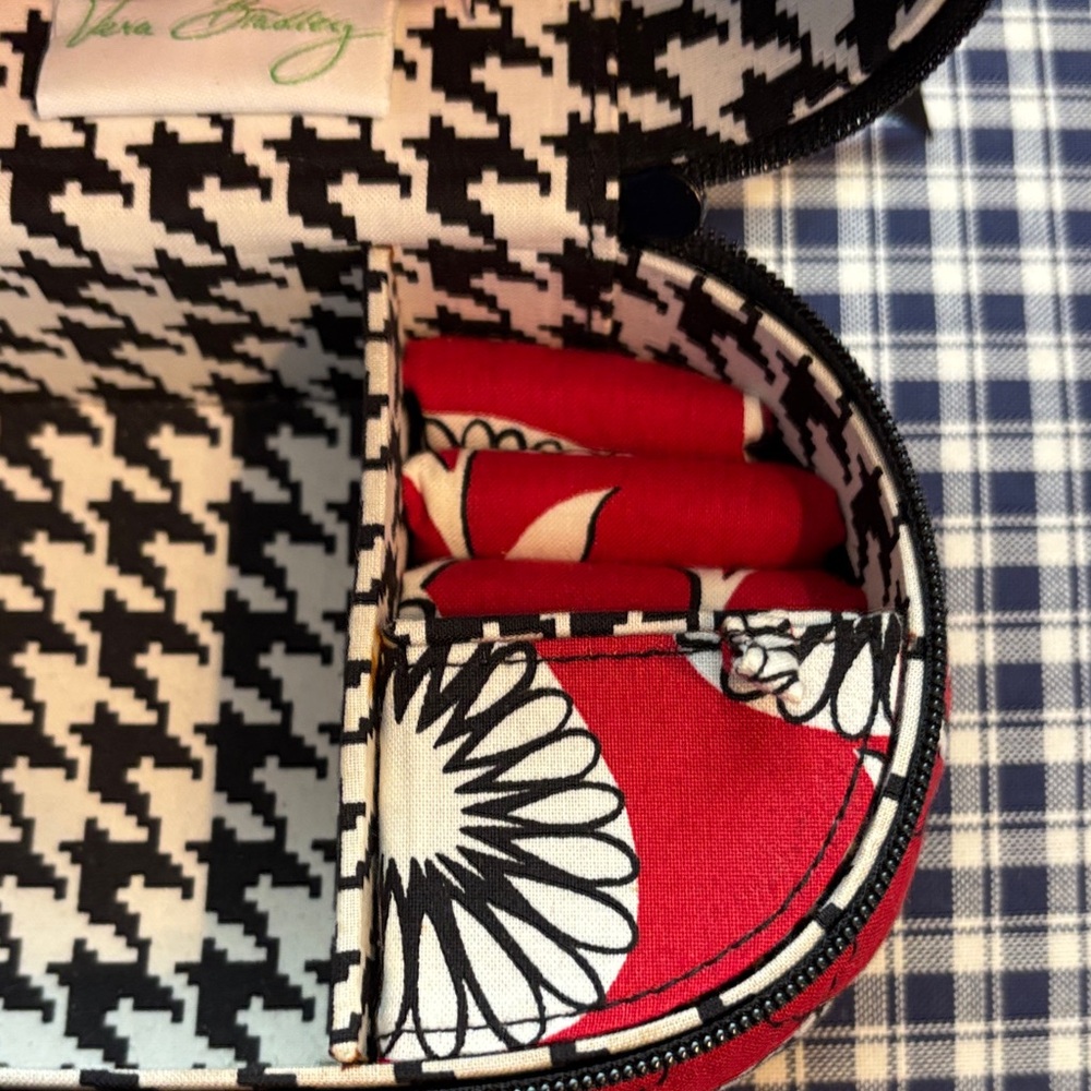 Vera Bradley Red and Black Floral Jewlery traveler case - Picture 3 of 7